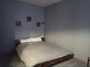 een slaapkamer met een bed in de hoek van een kamer bij Квартира - студія in Konotop