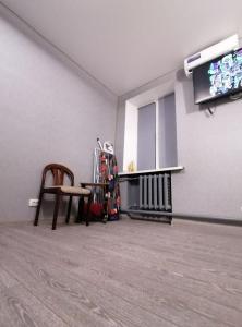 Televízia a/alebo spoločenská miestnosť v ubytovaní Квартира - студія