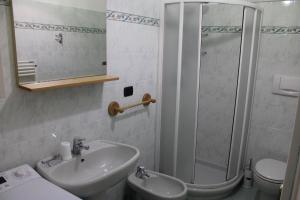 een badkamer met een wastafel, een douche en een toilet bij Appartamento Sunflower in Levanto