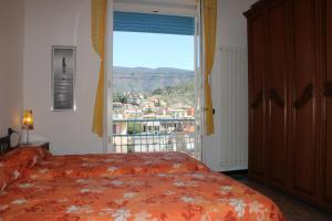 een slaapkamer met een bed en een groot raam bij Appartamento Sunflower in Levanto