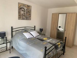 um quarto com uma cama com uma fotografia na parede em Maison de 1 a 8 personnes entièrement rénovée em Charly-sur-Marne