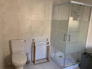Kúpeľňa v ubytovaní Maison de 1 a 8 personnes entièrement rénovée + 16 fotografií
