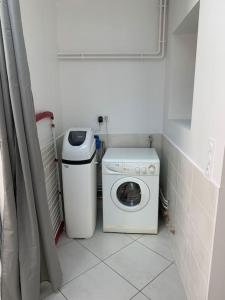 una piccola lavanderia con lavatrice di Maison de 1 a 8 personnes entièrement rénovée a Charly-sur-Marne