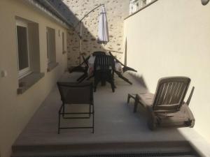 Charly-sur-Marne的住宿－Maison de 1 a 8 personnes entièrement rénovée，大楼内的房间,配有两把椅子和一张桌子