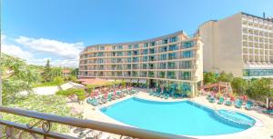 widok na hotel z dużym basenem w obiekcie Mena Palace Hotel - All Inclusive w Słonecznym Brzegu