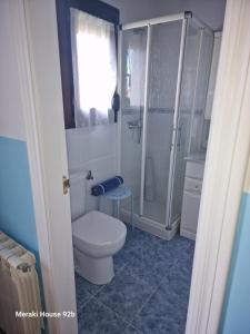 łazienka z toaletą i prysznicem w obiekcie Meraki House 92B w mieście Arnuero +23 zdjęcia