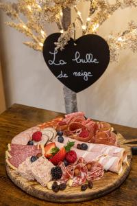 um bolo sobre uma mesa com fruta sobre ele em Les alouettes em Caudry