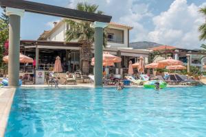 uma piscina num resort com pessoas em Anassa Hotel em Skála Kefalonias