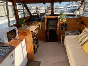 uma cozinha e uma sala de estar num barco em Charming boat house in Barcelona with big terrace and solarium em Barcelona