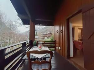 balkon ze stołem i wazonem w obiekcie Ai piedi del Monte Bianco w mieście Entrèves