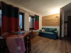 Entrèves的住宿－Ai piedi del Monte Bianco，客厅配有蓝色的沙发和桌子