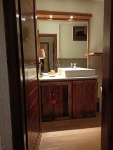ein Bad mit einem Waschbecken und einem Spiegel in der Unterkunft Ai piedi del Monte Bianco in Entrèves