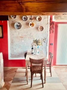 comedor con mesa y pared roja en Casa Unica- da Bruno, en Colico