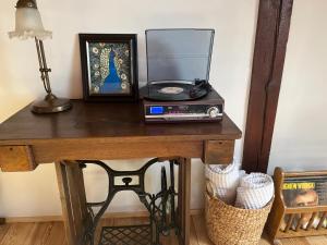 a table with a radio and a lamp on it at Stara Kamienica in Szczytno