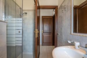 un baño con lavabo y ducha en Dimoras Ampio Appartamento Centrocittà, en Olbia