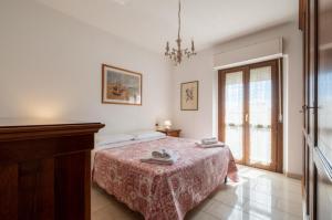 En eller flere senge i et værelse på Dimoras Ampio Appartamento Centrocittà + 3 billeder