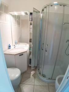 La salle de bains est pourvue d'une douche, de toilettes et d'un lavabo. dans l'établissement Gabriella, à Menton