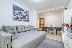 uma sala de estar com um sofá e uma mesa em Espanatour BENIMAR em Cala de Finestrat