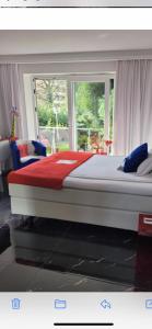 a large bed in a room with a window at LOFT4YOU Work & Stay, HOME OFFICE, W-LAN in Neuss