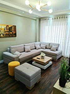 - un salon avec un canapé et une table basse dans l'établissement Luxury Residence Apartment, à Tirana