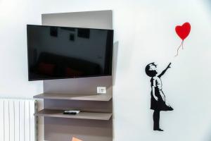 Una televisión o centro de entretenimiento en Lianora Apartment by Quokka 360 - comfortable and modern flat in the centre of Como