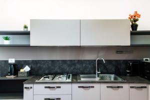 Una cocina o kitchenette en Lianora Apartment by Quokka 360 - comfortable and modern flat in the centre of Como