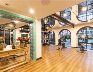 La casita Huahin by Pikul في هوا هين: صالة رياضية فارغة مع غرفة كبيرة مع معدات ممارسة الرياضة