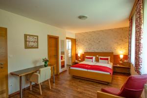 Postel nebo postele na pokoji v ubytování Hotel Garni Weinquadrat + 37 fotografií