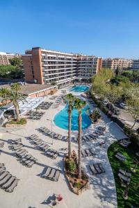 una vista aérea de un complejo con sillas y palmeras en Hotel California Garden, en Salou