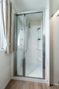 A bathroom at Junam Private Beachfront Cabins