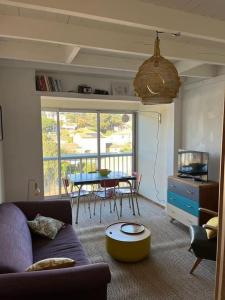 - un salon avec un canapé et une table dans l'établissement L'Ibis Duplex proche plage et commodités, à Saint-Mandrier-sur-Mer