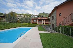 ein Schwimmbad in einem Hof neben einem Haus in der Unterkunft Messaga in Toscolano-Maderno
