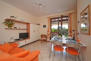 ein Wohnzimmer mit einem Sofa und einem Tisch in der Unterkunft Messaga in Toscolano-Maderno