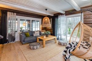 a living room with a couch and a hammock at HomeSweetHome in Üksnurme