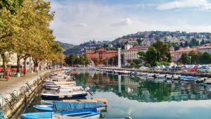 Kilka łodzi zakotwiczyło w rzece. w obiekcie Little flower in city center w mieście Rijeka