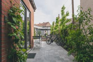 a group of bikes parked next to a building at Het Oplaadpunt bed, bike, hike, 4-8 p in Diksmuide