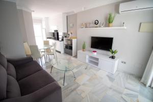 Televízia a/alebo spoločenská miestnosť v ubytovaní CasaDelSol-Marbella-Słońce,piasek,szmaragdowa woda