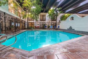 Ramada by Wyndham Las Cruces Hotel & Conference Center tesisinde veya buraya yakın yüzme havuzu