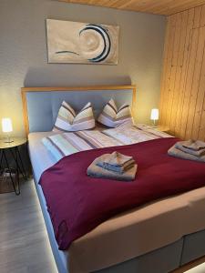 ein Schlafzimmer mit einem großen Bett mit zwei Kissen in der Unterkunft Appartement Seelewärmerli - Balsam für Ihre Seele in Seelisberg