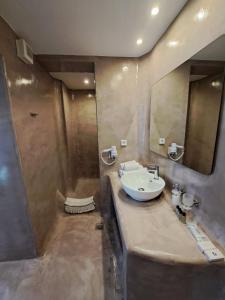 A bathroom at Dreaming View Suites