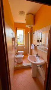 La salle de bains est pourvue de 2 lavabos et de 2 toilettes. dans l'établissement Casa Vacanza Accetta, à Trappeto