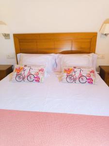 Łóżko lub łóżka w pokoju w obiekcie Duplex Playa de Rons