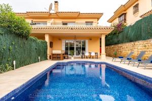uma piscina em frente a uma casa em Villa in Los Flamencos em Sitio de Calahonda