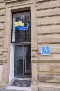 una ventana de un edificio con un cartel dentro en Downtown River Hostel en San Sebastián