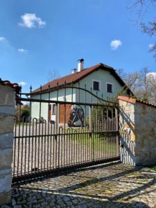 un cancello nero davanti a una casa di Apartmány u rybníčka a Příbraz