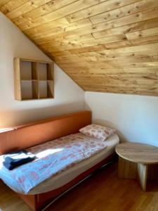 Posto letto in camera con soffitto in legno. di Apartmány u rybníčka a Příbraz