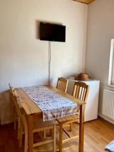 TV a/nebo společenská místnost v ubytování Apartmány u rybníčka