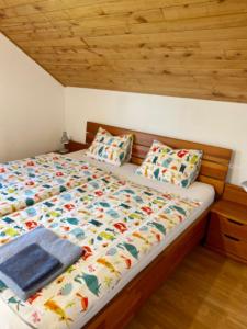 Postel nebo postele na pokoji v ubytování Apartmány u rybníčka