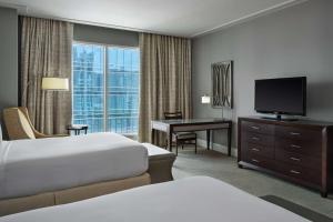 Uma TV ou centro de entretenimento em Bristol Panama, a Registry Collection Hotel