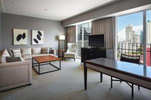 Uma TV ou centro de entretenimento em Bristol Panama, a Registry Collection Hotel